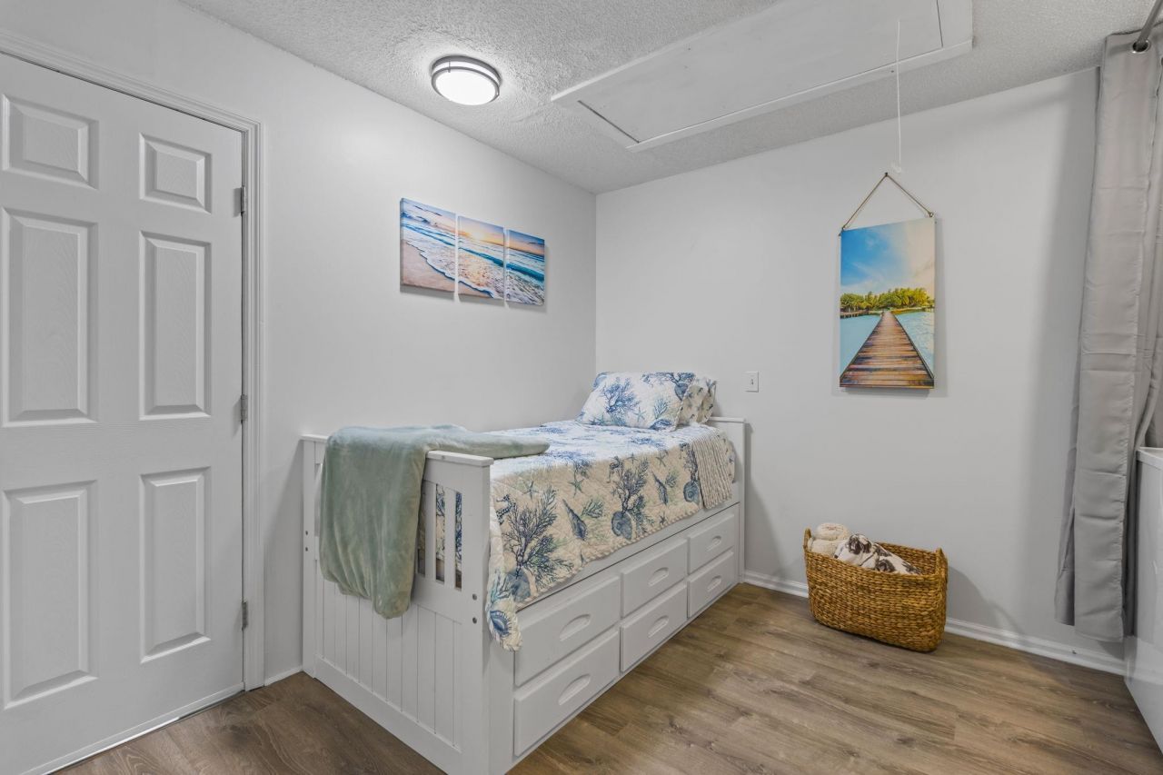 913 Charles St. Photo 18