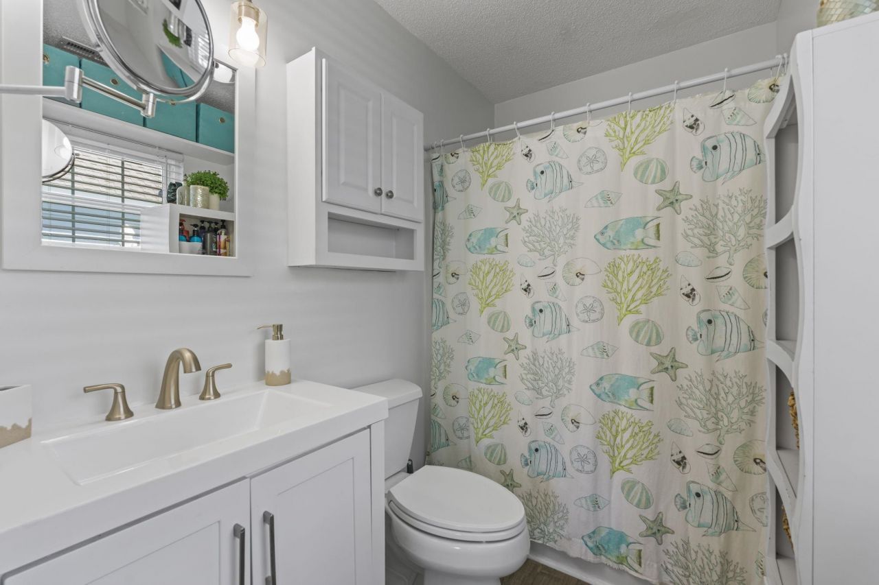 913 Charles St. Photo 23