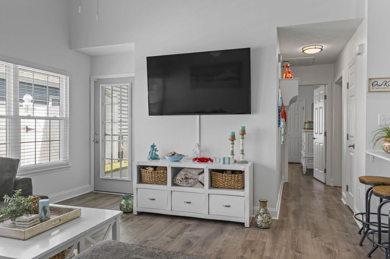 913 Charles St. Photo 27