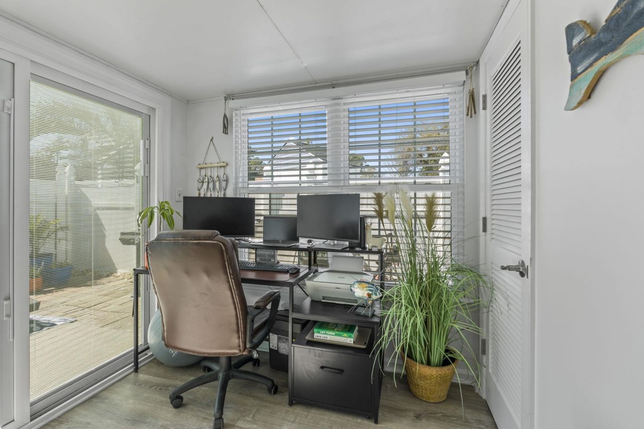 913 Charles St. Photo 28