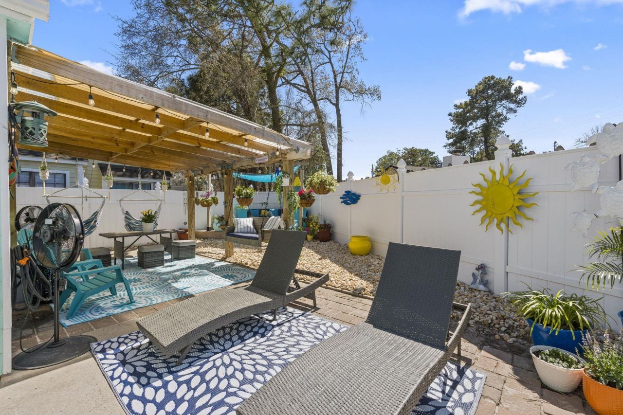 913 Charles St. Photo 29