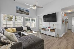 913 Charles St. photo 4