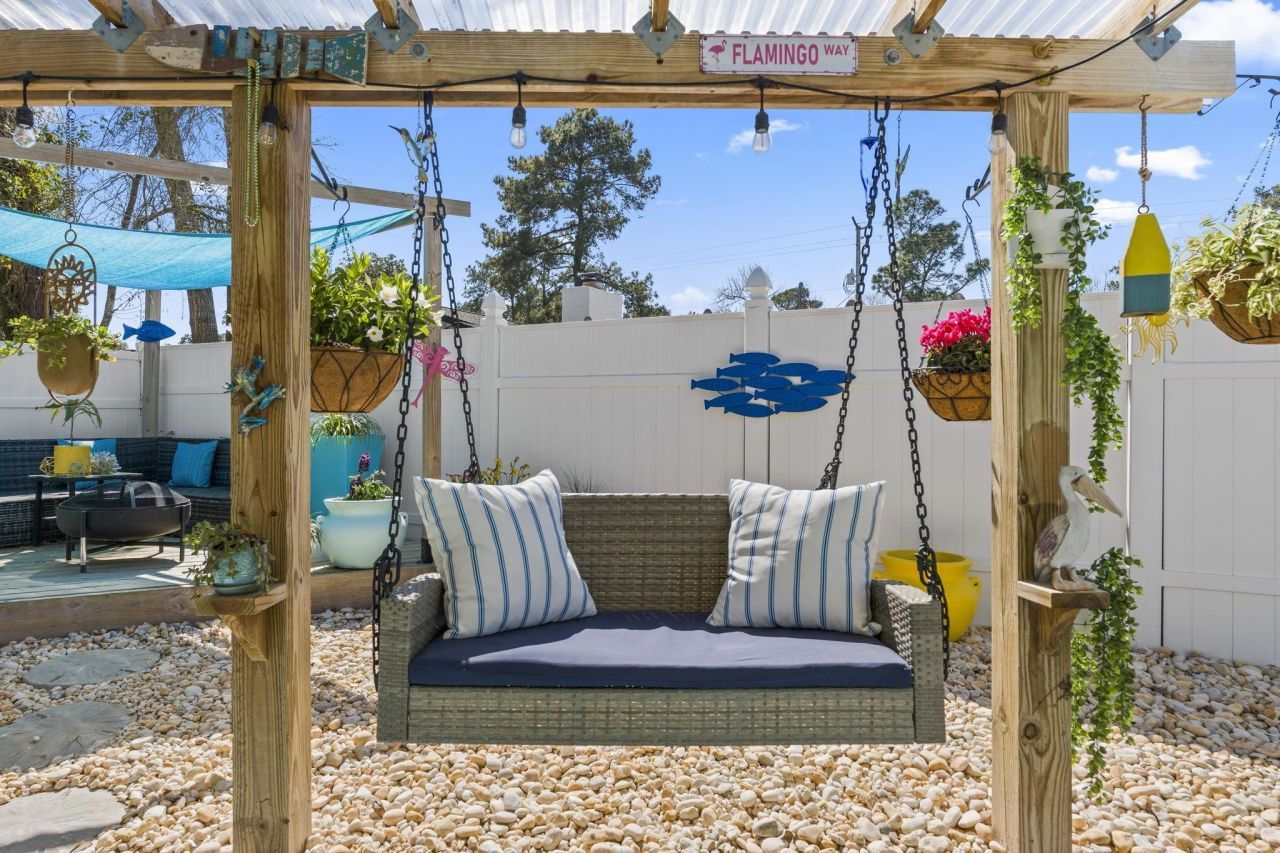 913 Charles St. Photo 31