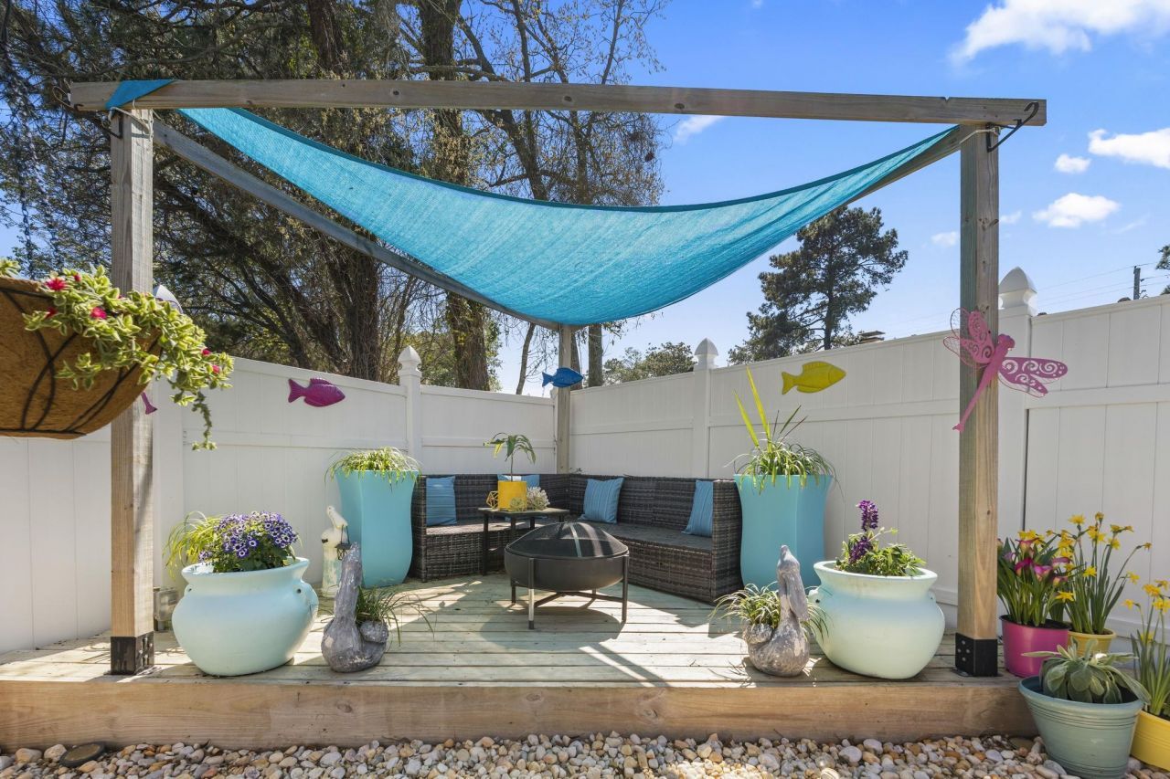 913 Charles St. Photo 32