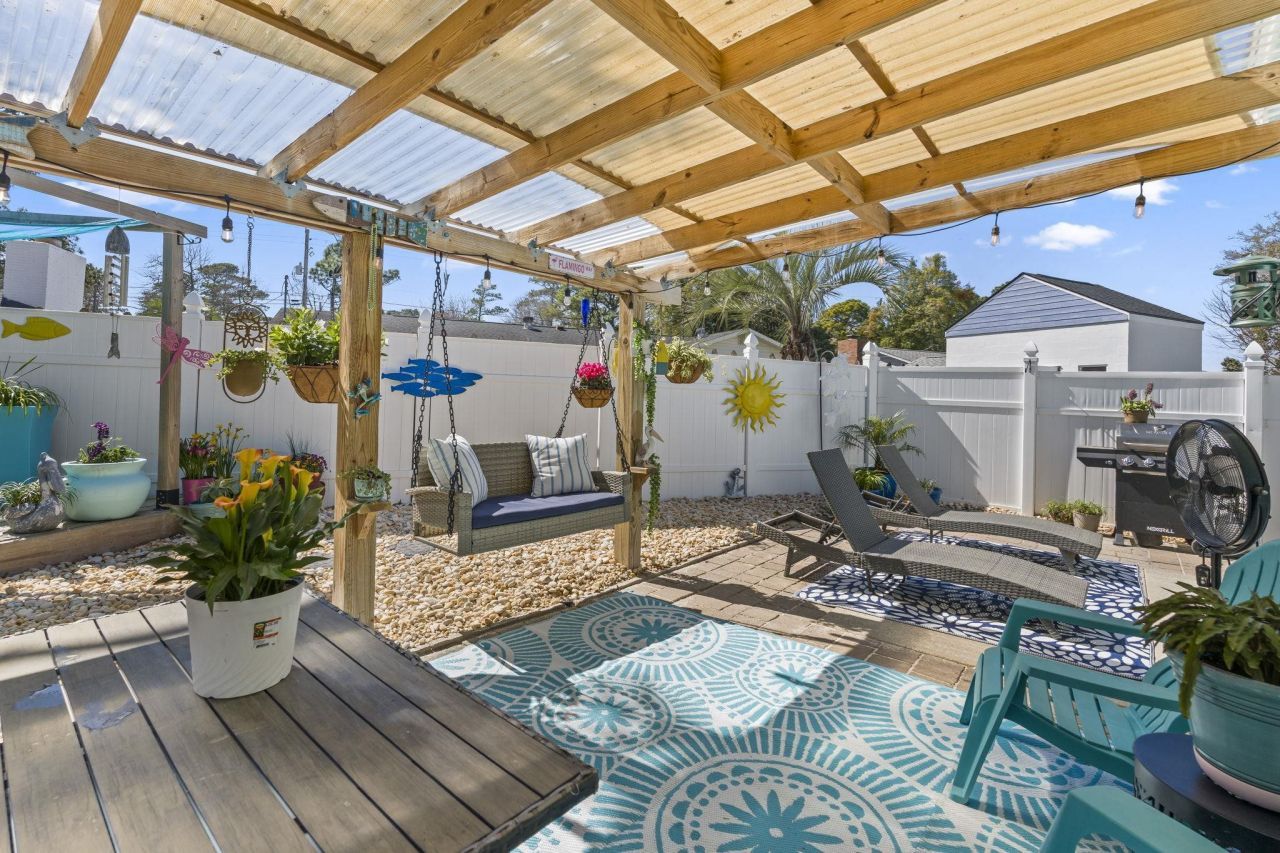 913 Charles St. Photo 33