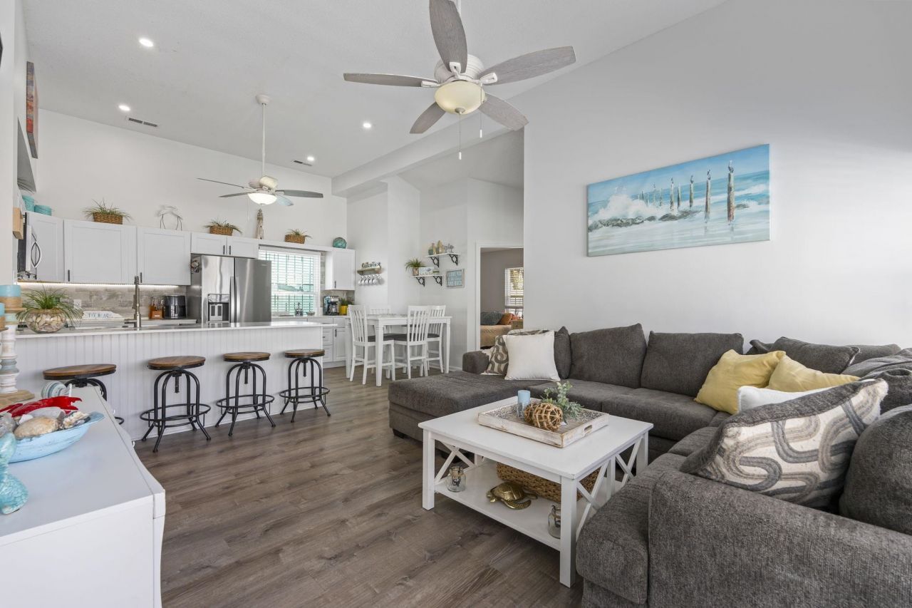 913 Charles St. Photo 4