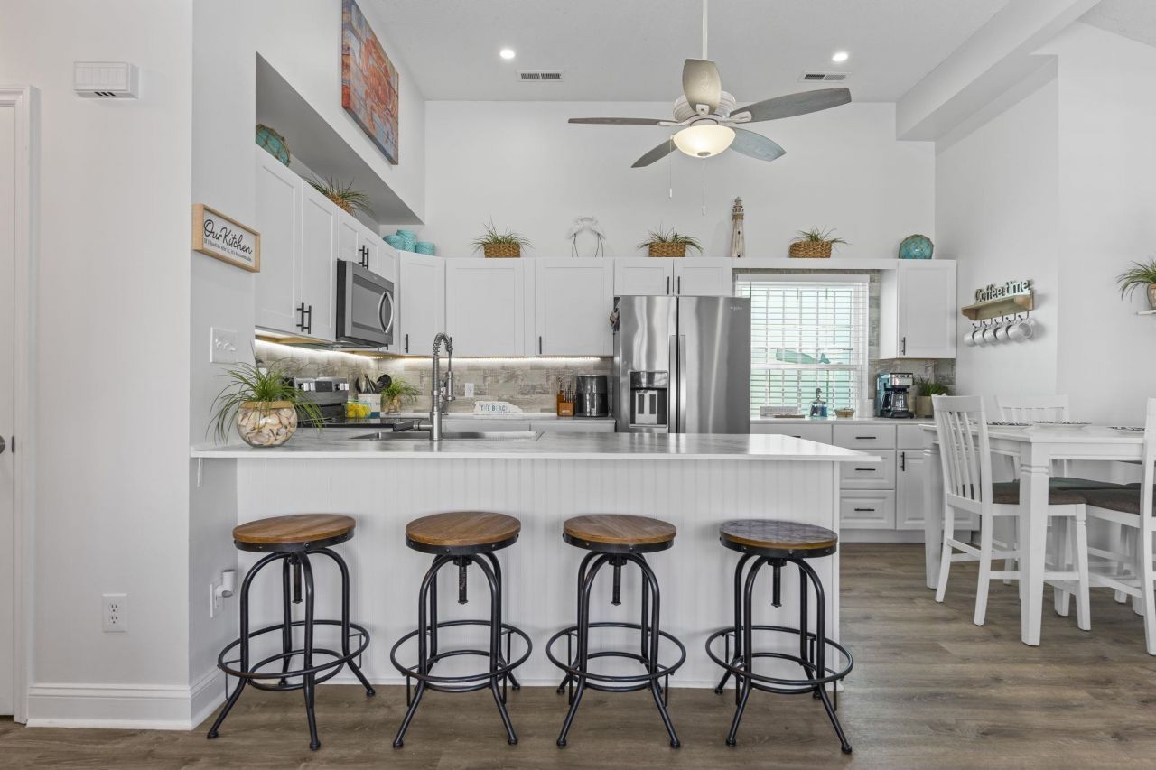 913 Charles St. Photo 5