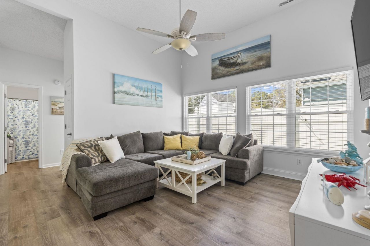 913 Charles St. Photo 6