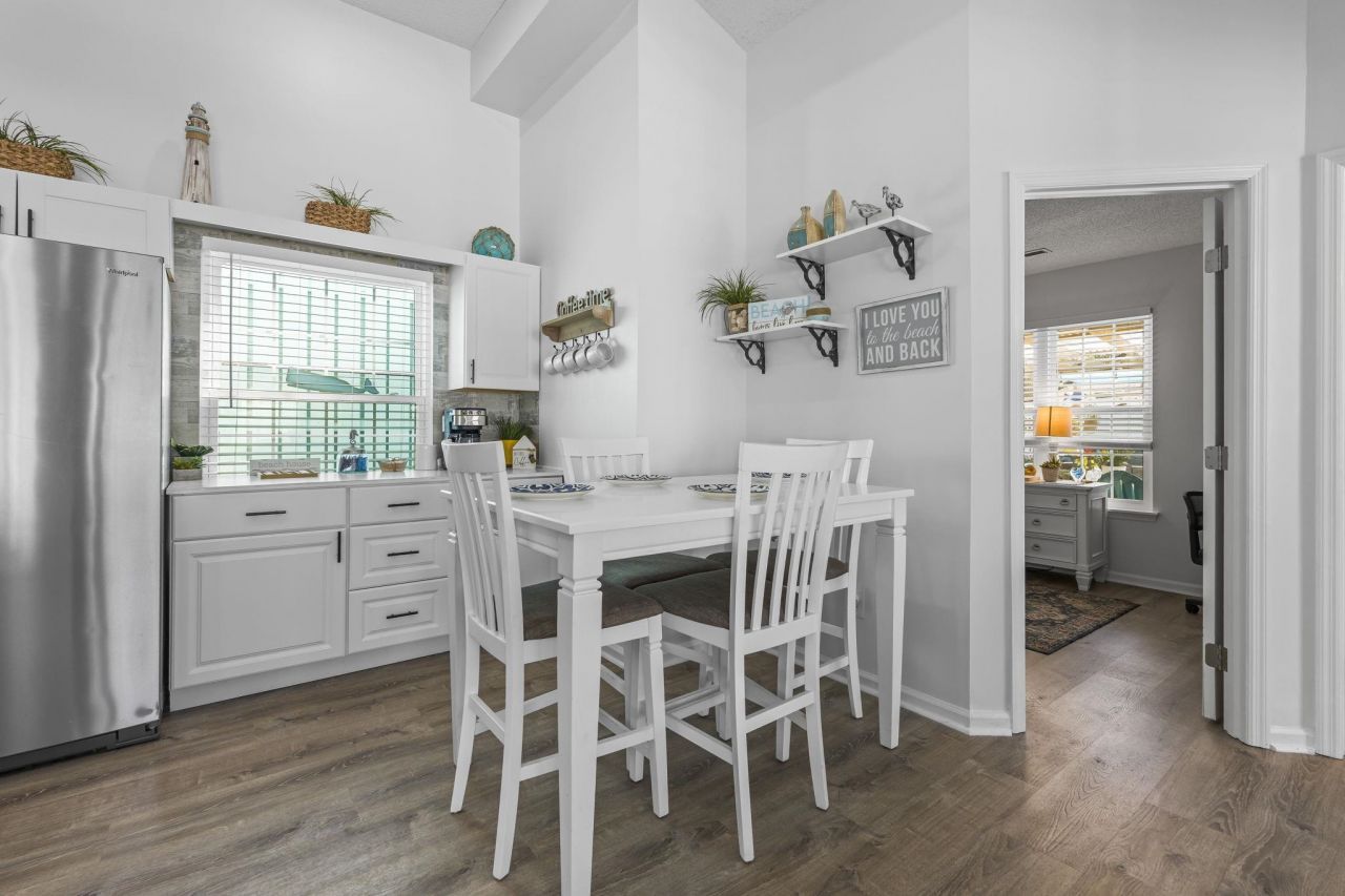 913 Charles St. Photo 8