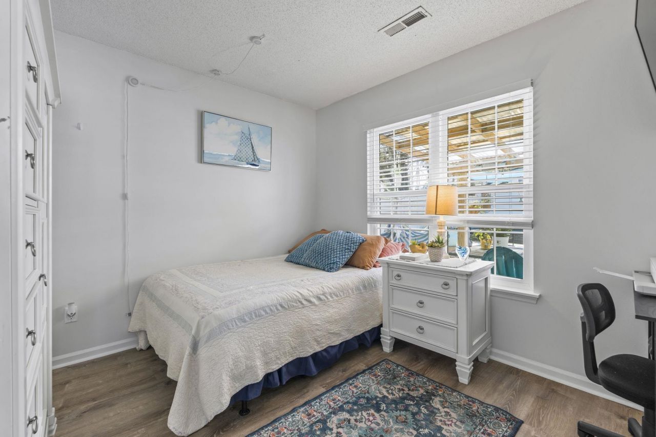 913 Charles St. Photo 9