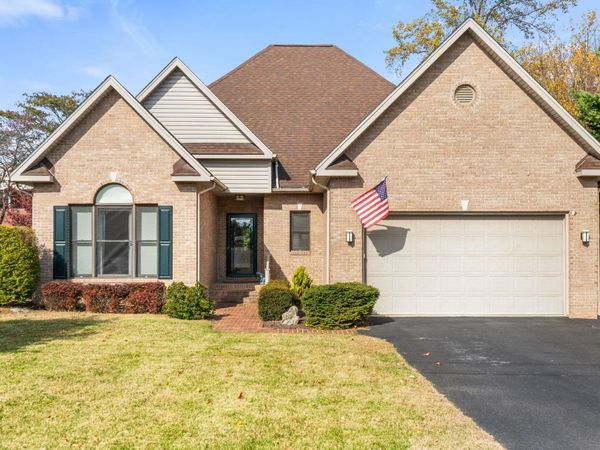 204 ROSE HILL CIR, STAUNTON, VA 24401