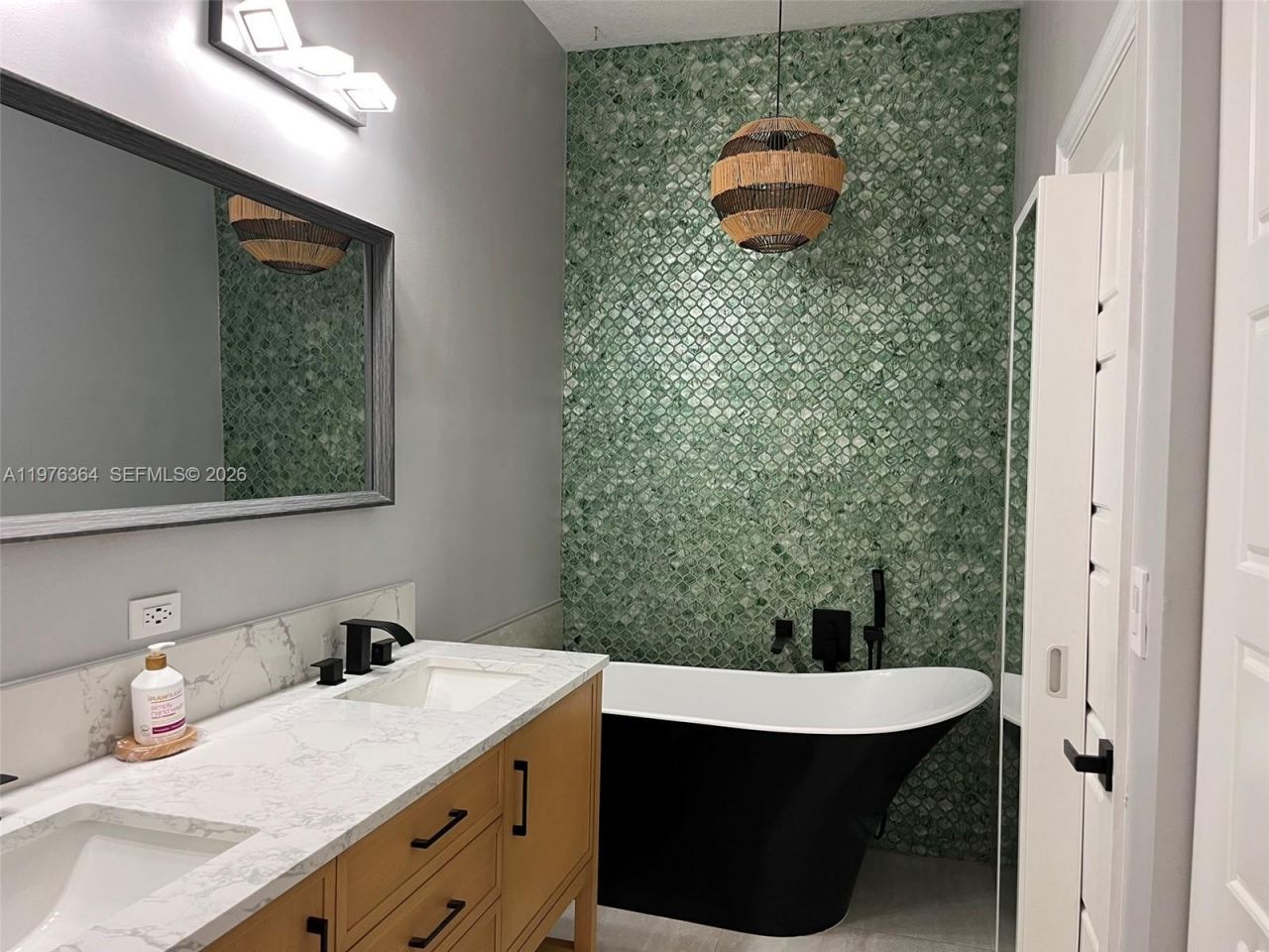 933 NE 191st St, Miami, FL 33179 Photo