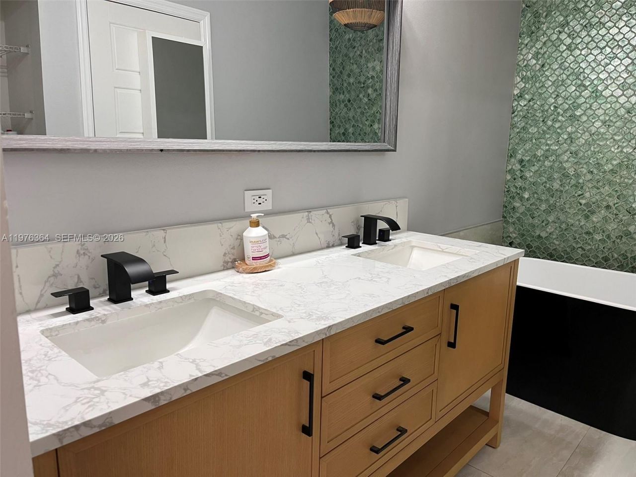 933 NE 191st St, Miami, FL 33179 Photo