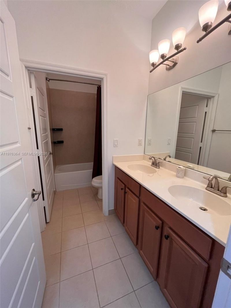 933 NE 191st St, Miami, FL 33179 Photo