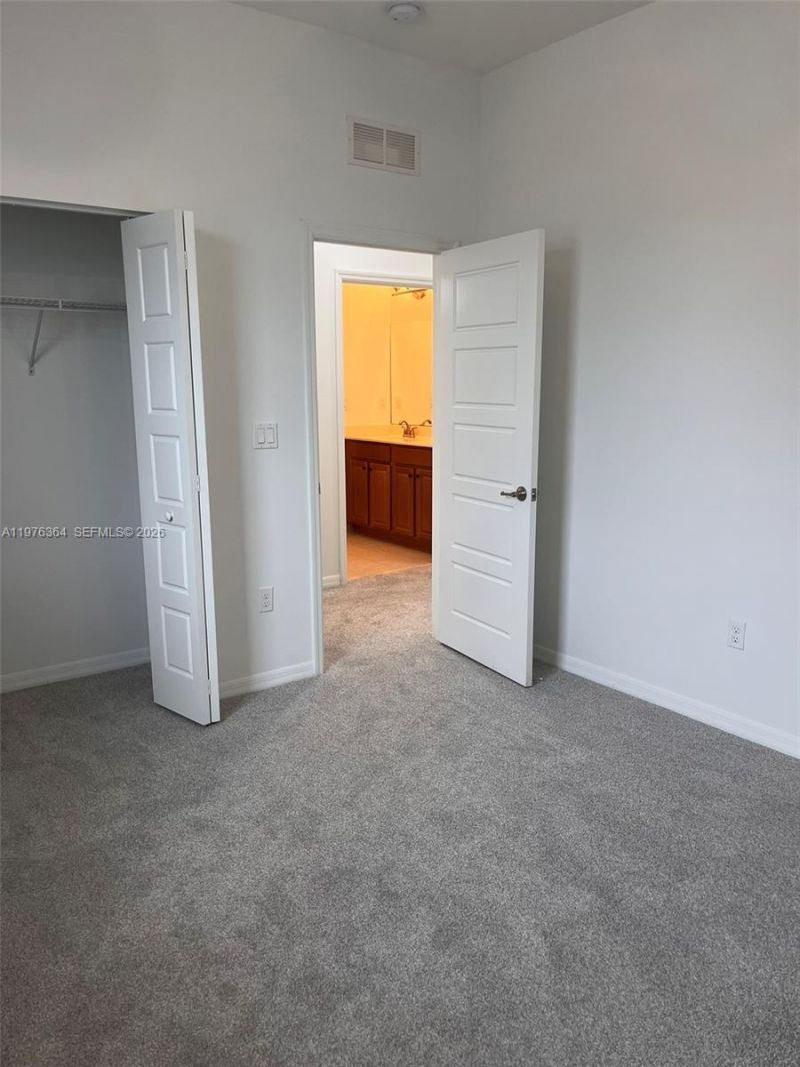 933 NE 191st St, Miami, FL 33179 Photo