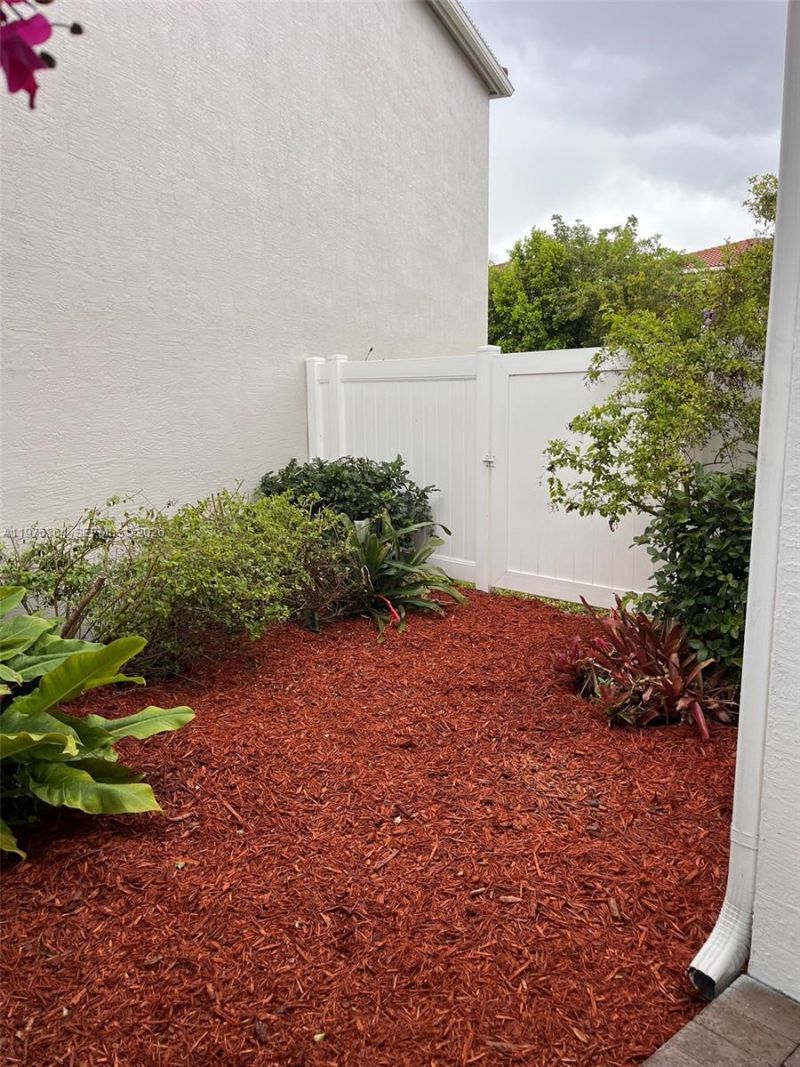 933 NE 191st St, Miami, FL 33179 Photo