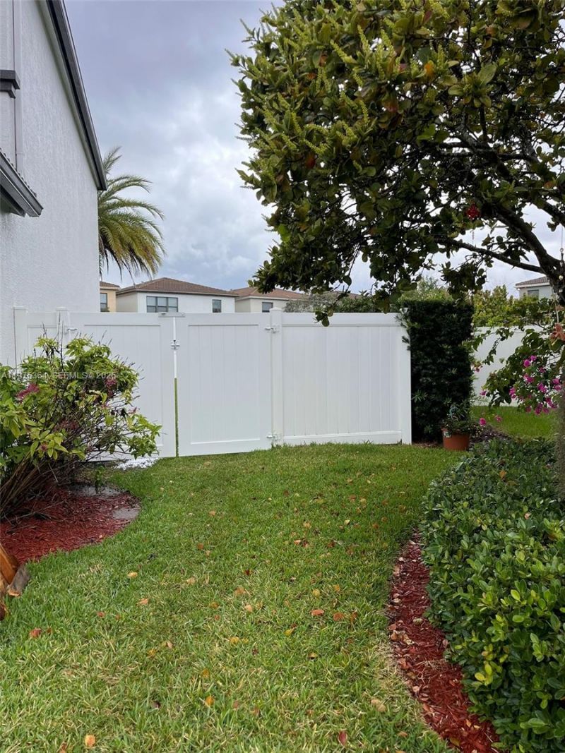 933 NE 191st St, Miami, FL 33179 Photo