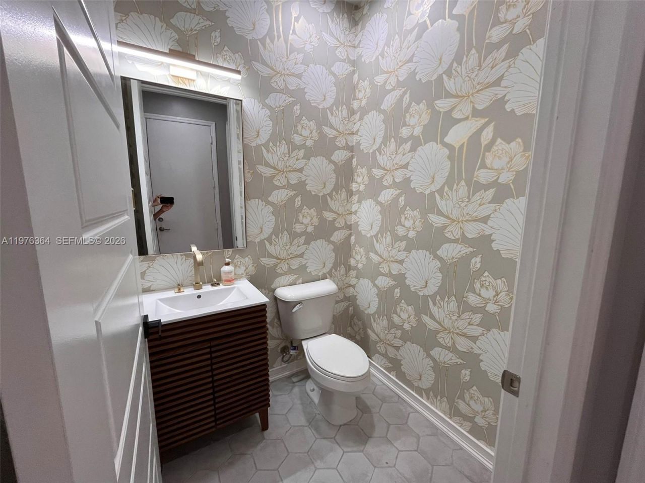 933 NE 191st St, Miami, FL 33179 Photo