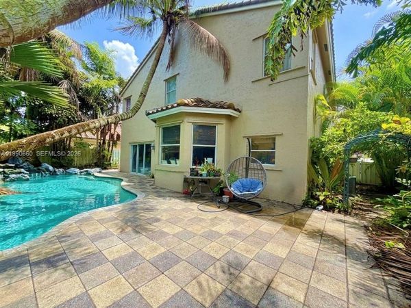 1040 NW 185th Ave, Pembroke Pines, FL 33029
