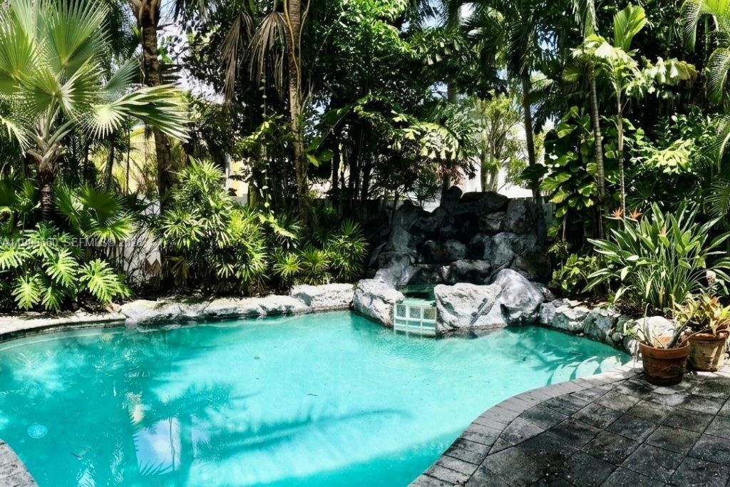 1040 NW 185th Ave, Pembroke Pines, FL 33029 Photo