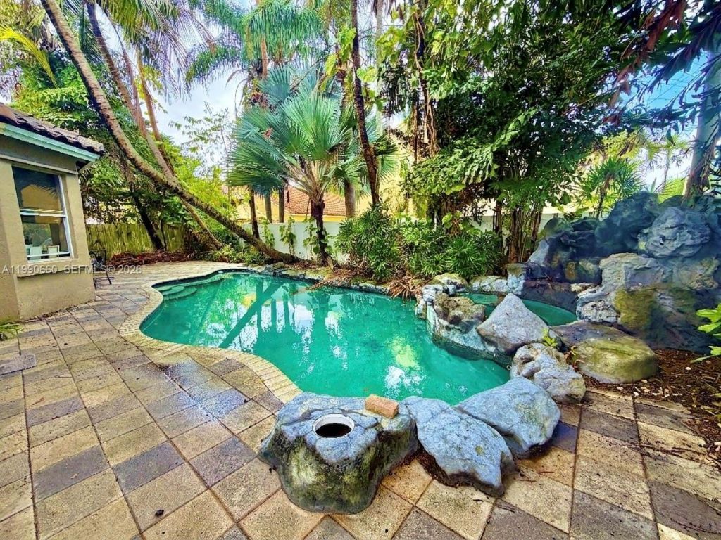 1040 NW 185th Ave, Pembroke Pines, FL 33029 Photo