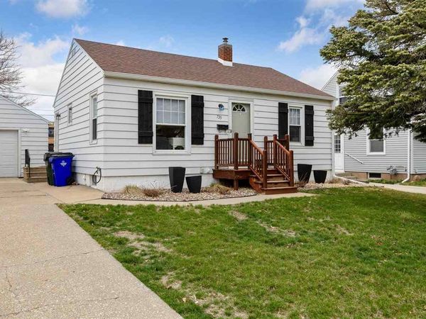 735 SE 30th St, Cedar Rapids, IA 52403