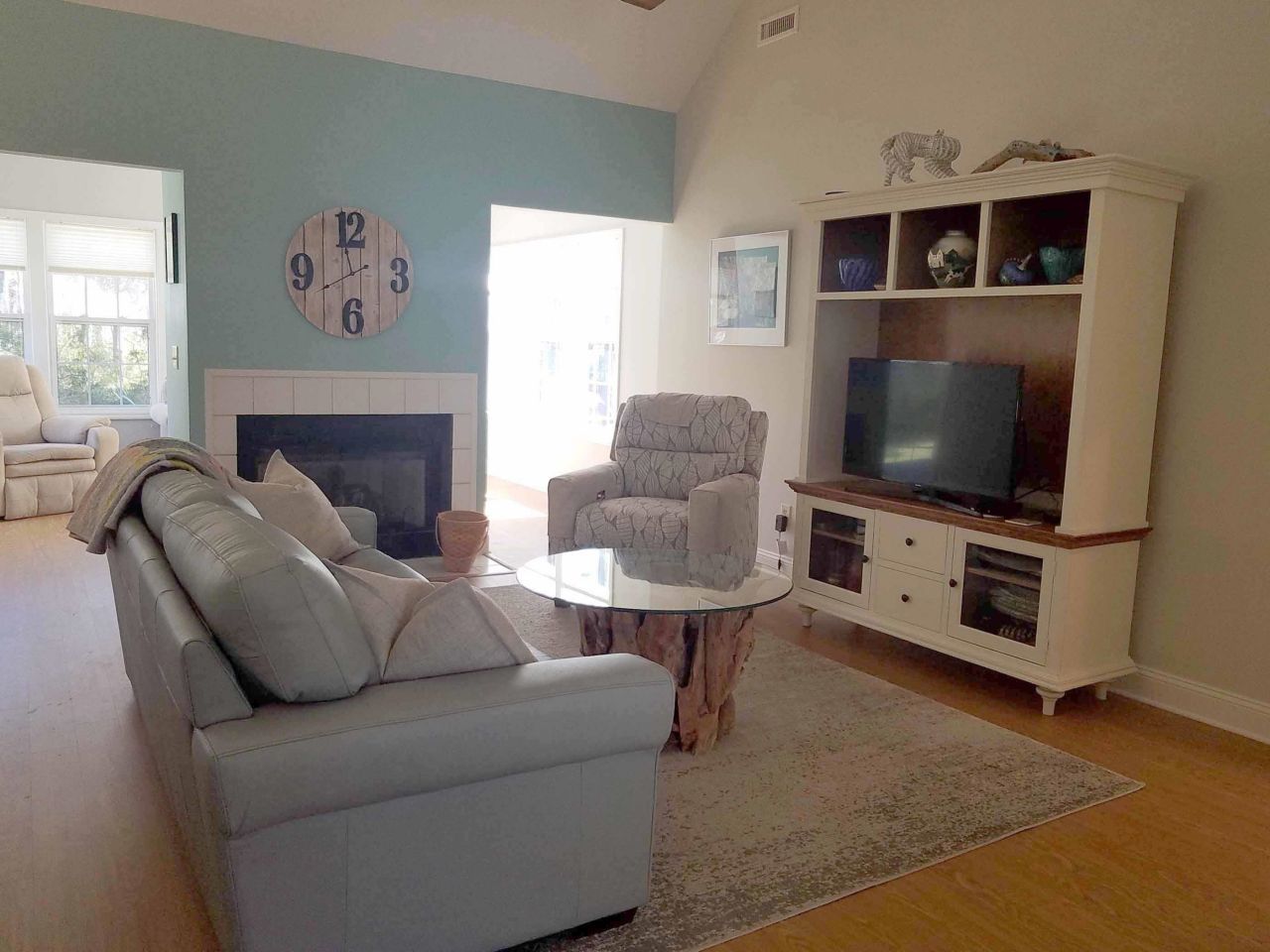 216 Club Circle Dr.  Photo 4