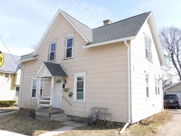909 S 21st St, Manitowoc, WI 54220