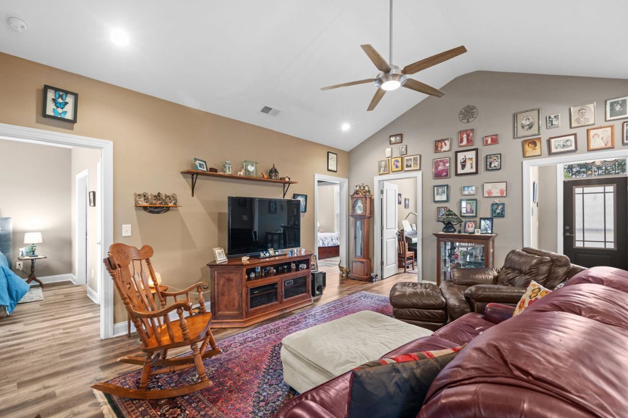 687 Tiger Paw Rd. Photo 8