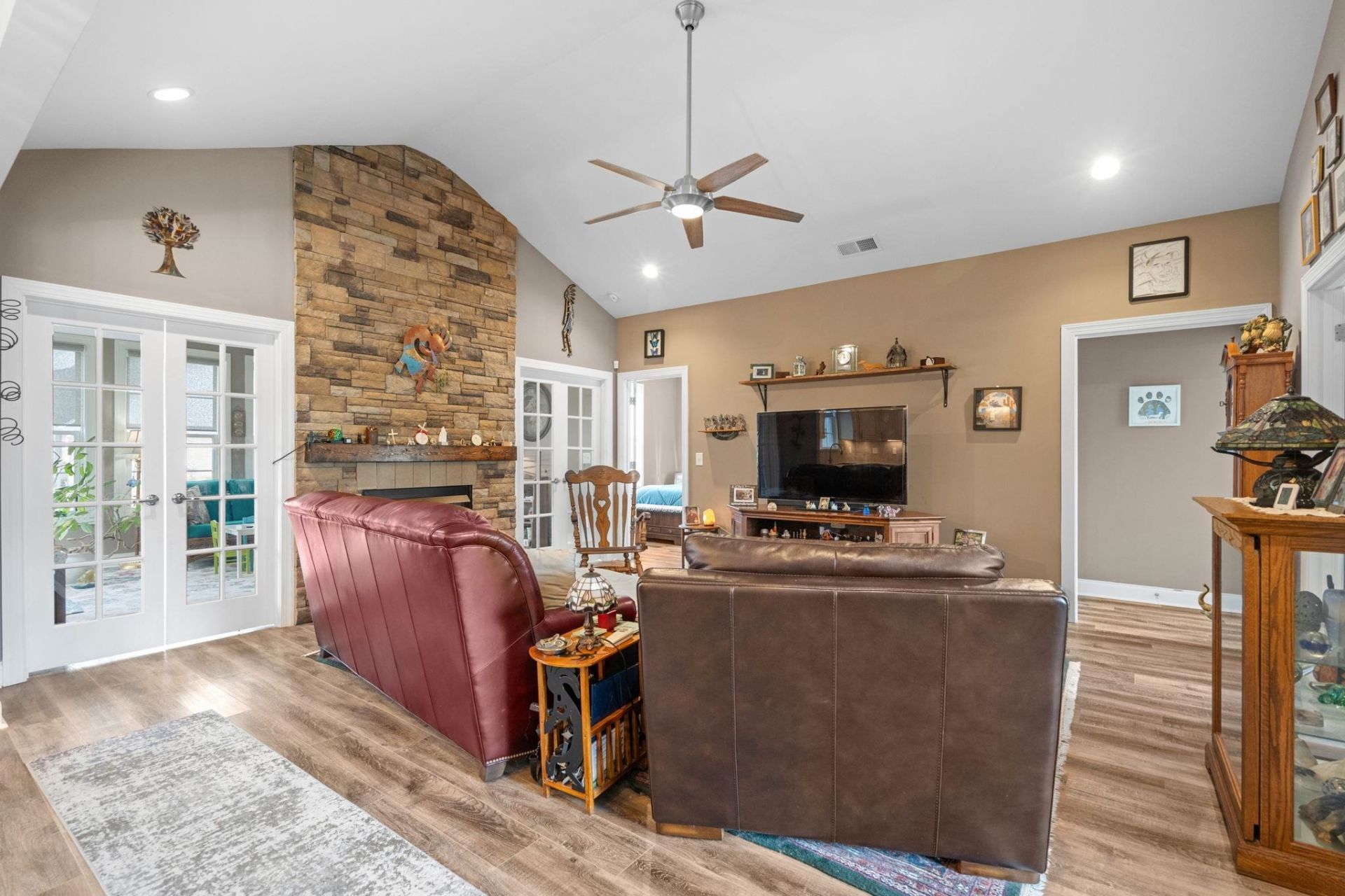 687 Tiger Paw Rd. Photo 8