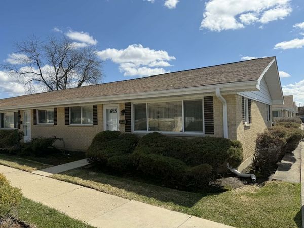 813 Valley Stream Drive , Unit D, Wheeling, IL 60090