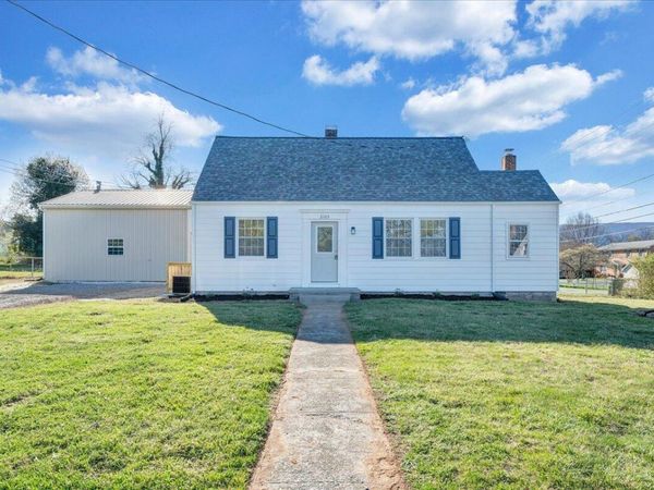 2105 Mountain AVE, Salem, VA 24153