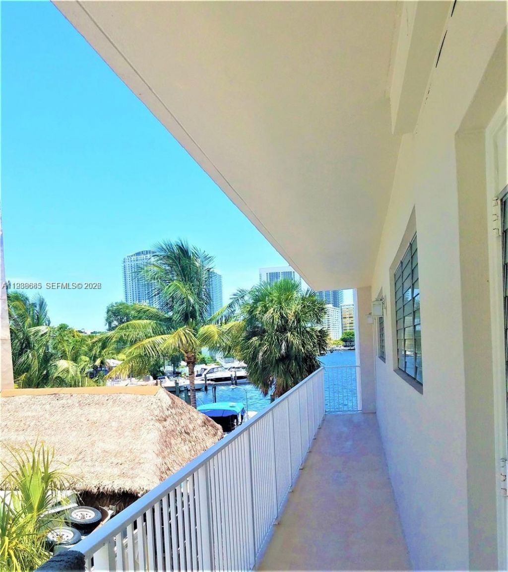 462 Golden Isles Dr , Unit 203, Hallandale Beach, FL 33009 Photo