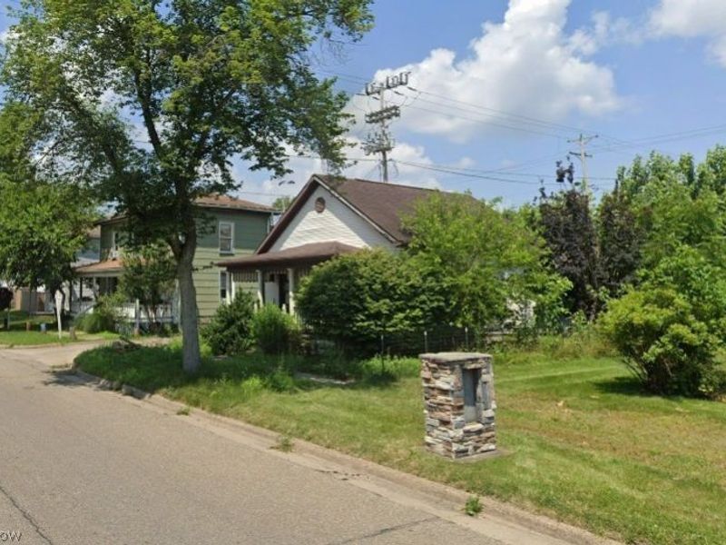 319 E 5th Street, Uhrichsville, OH 44683 Photo 2