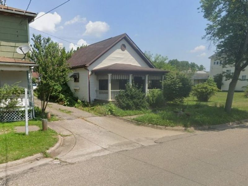 319 E 5th Street, Uhrichsville, OH 44683 Photo 3