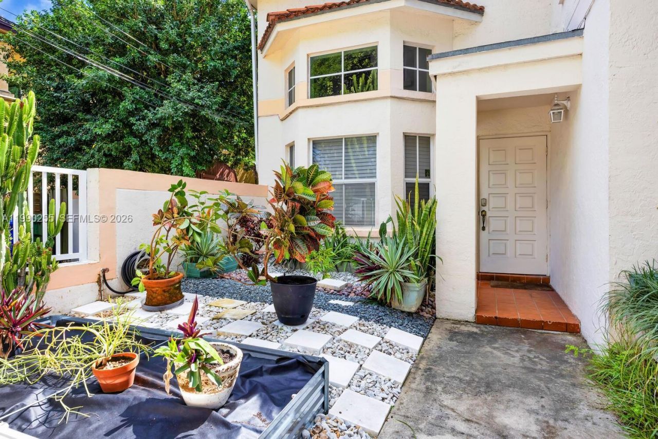 2996 Jackson Ave, Unit B, Coconut Grove, FL 33133 Main Photo