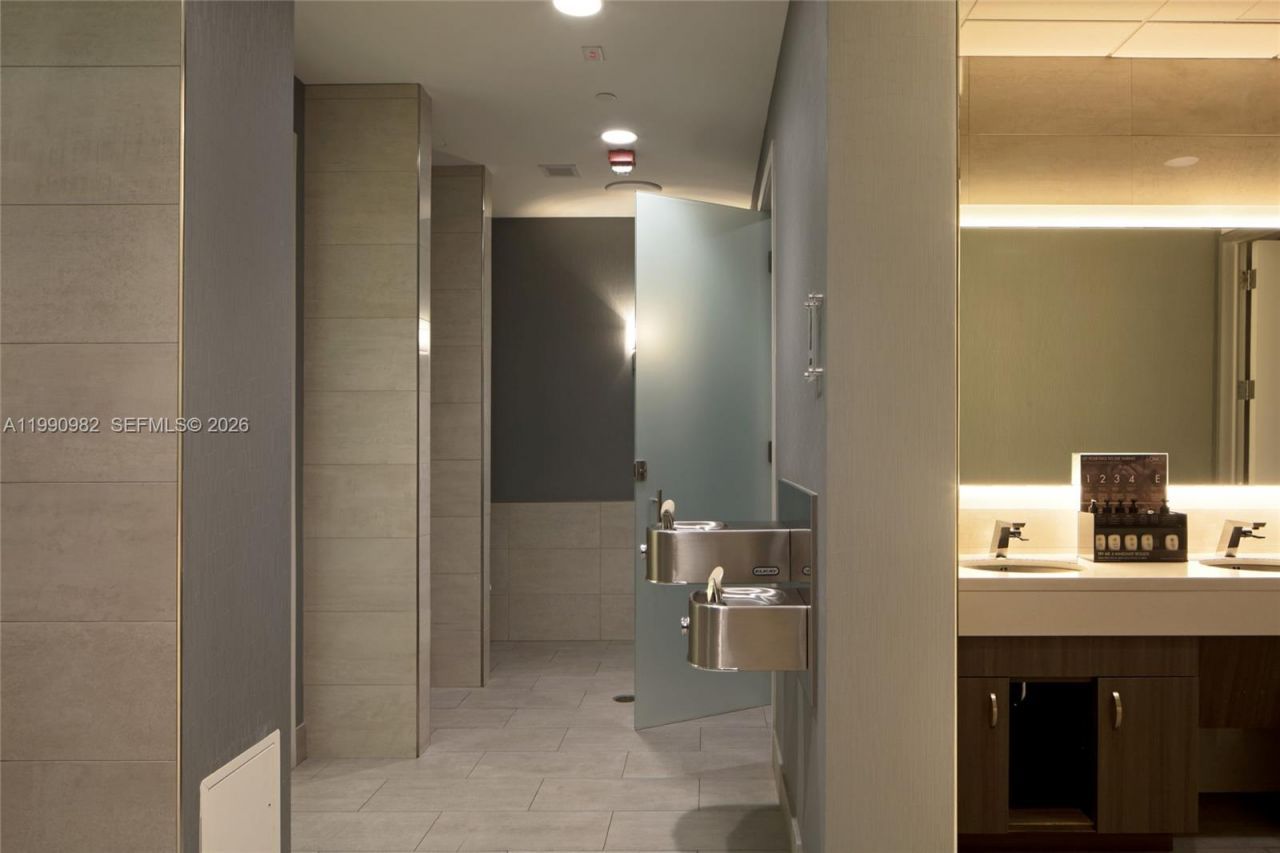 21050 Point Pl, Unit 401, Aventura, FL 33180 Photo