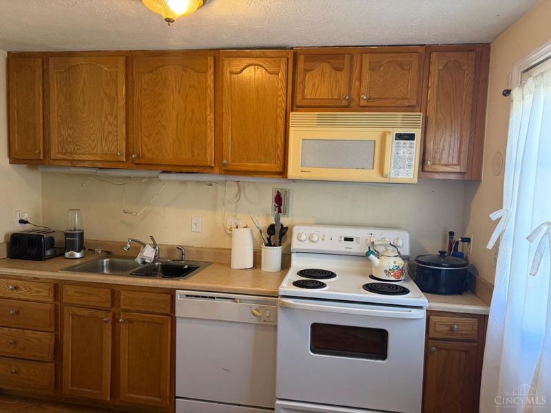 1492 Kingsbury Drive, Forest Park, OH 45240 Photo 6