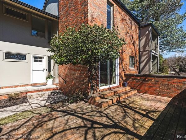 1060 Stratford Place, Bloomfield Twp, MI 48304