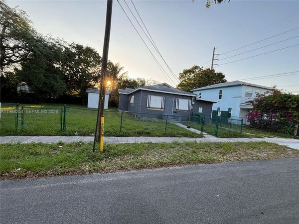 214 SW 1st Ave , Dania Beach, FL 33004