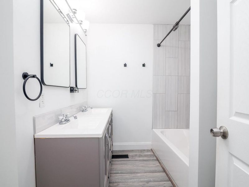 464 Yarmouth Lane, Columbus, OH 43228 Photo 12