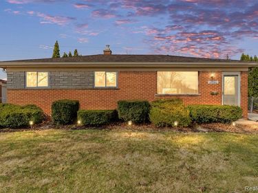 30745 Iroquois Drive, Warren, MI 48088