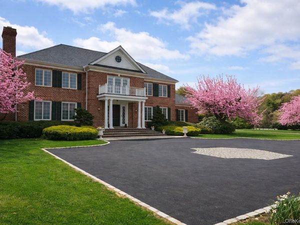 10 Colonial Drive, Upper Brookville, NY 11545