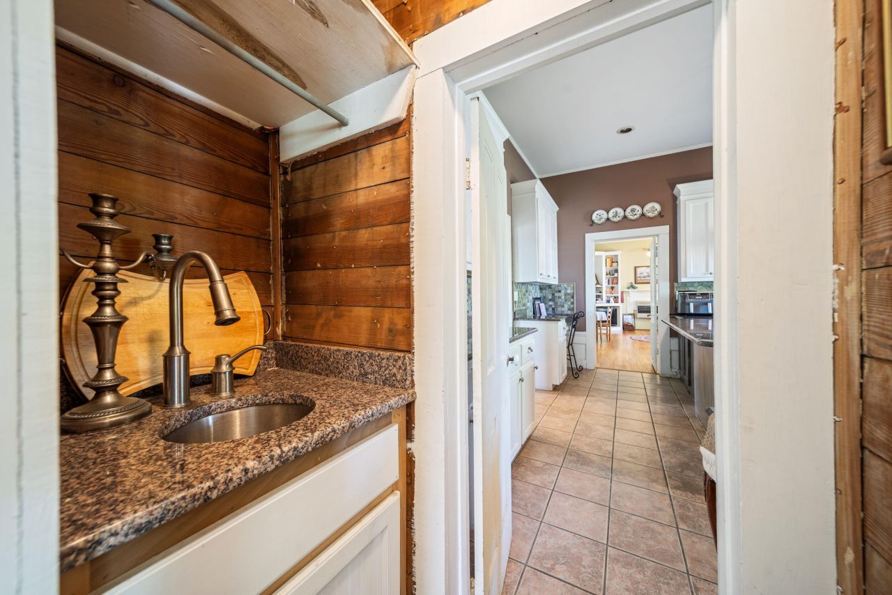 131 NW Pine Street Photo 12