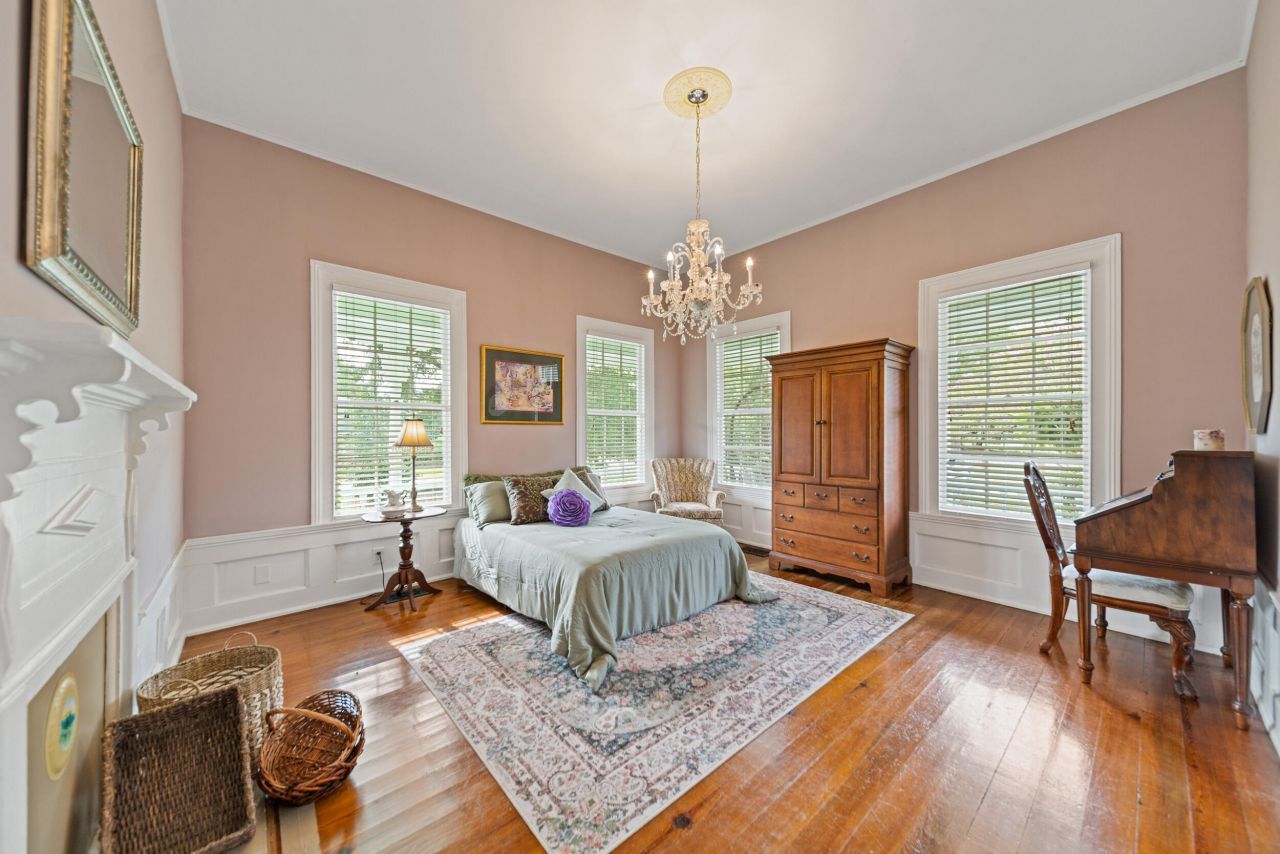 131 NW Pine Street Photo 15