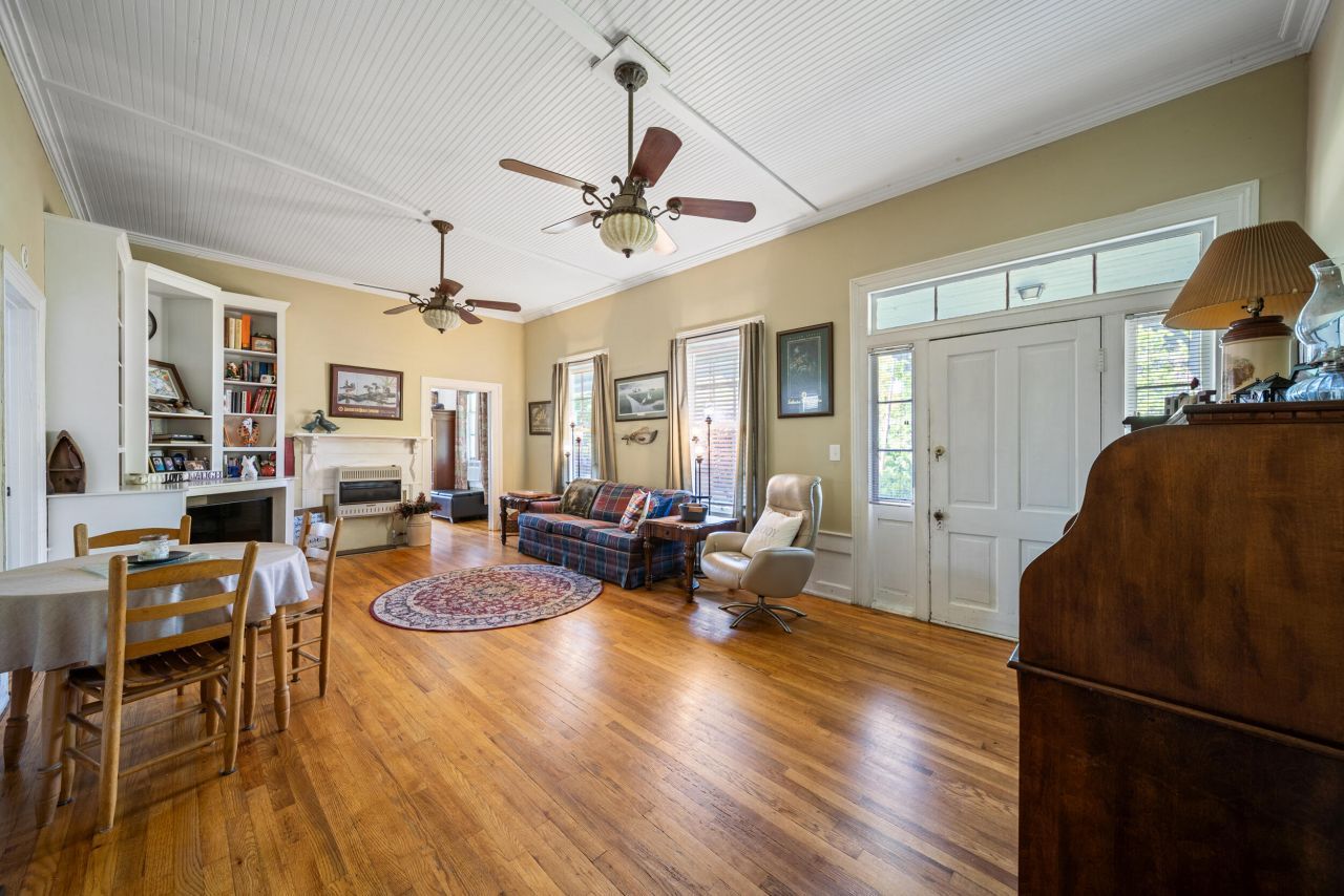 131 NW Pine Street Photo 16