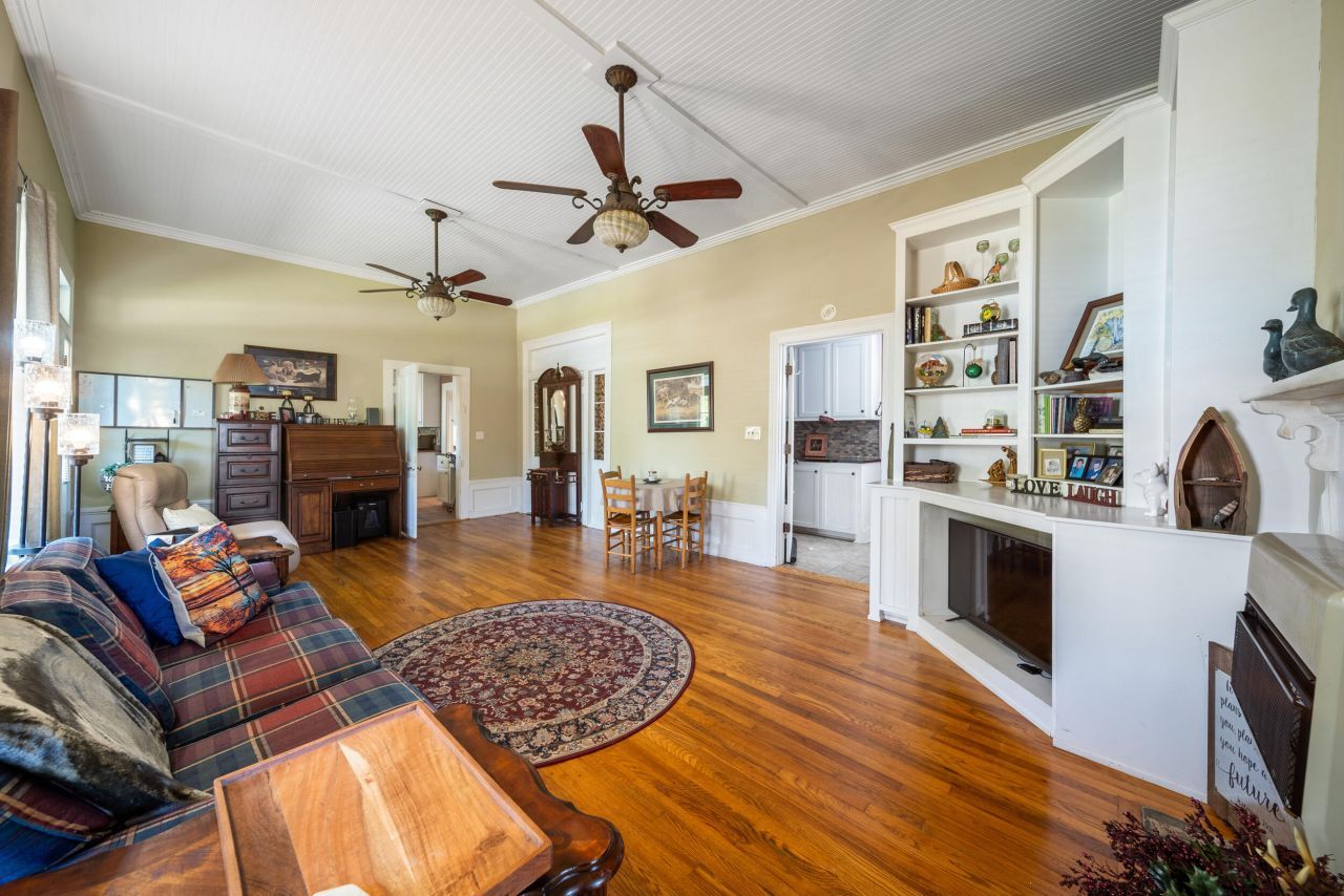 131 NW Pine Street Photo 17