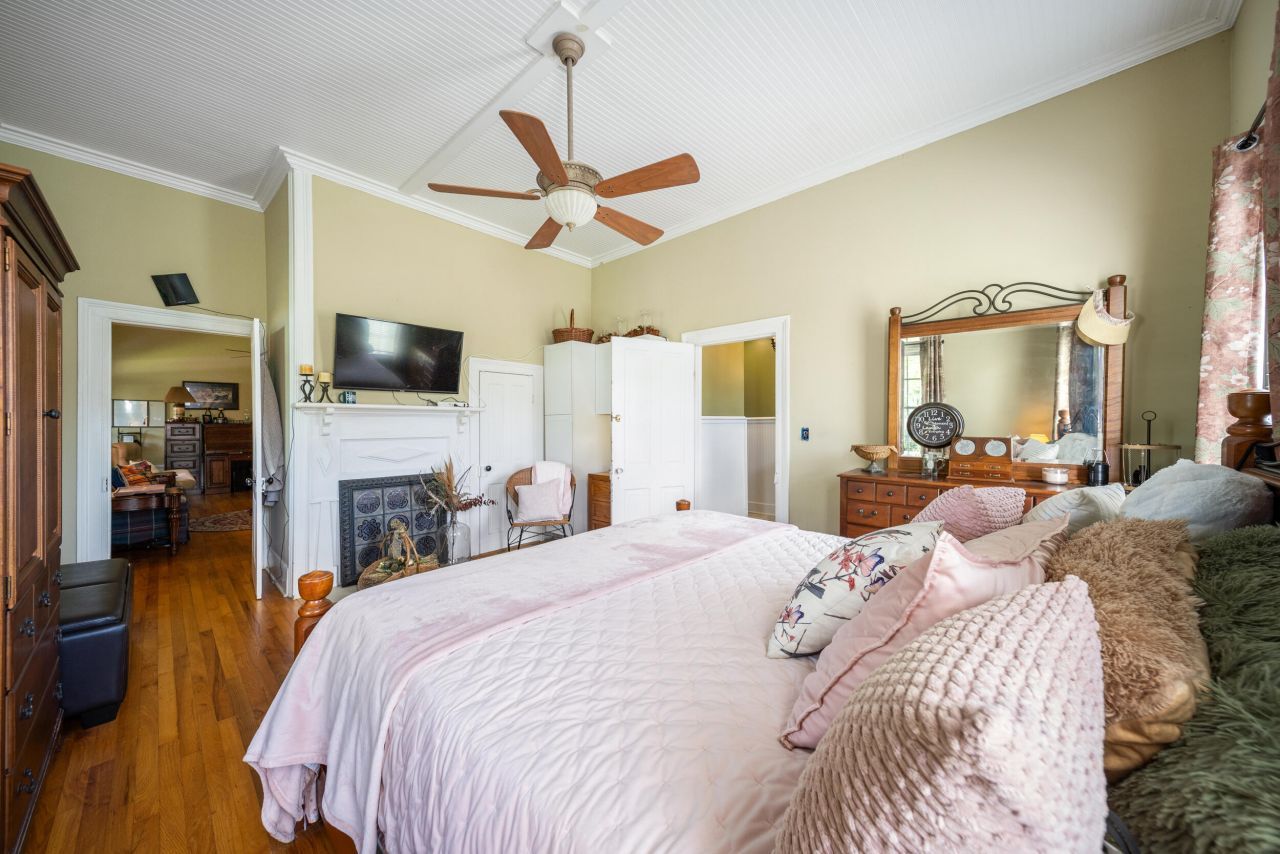 131 NW Pine Street Photo 18