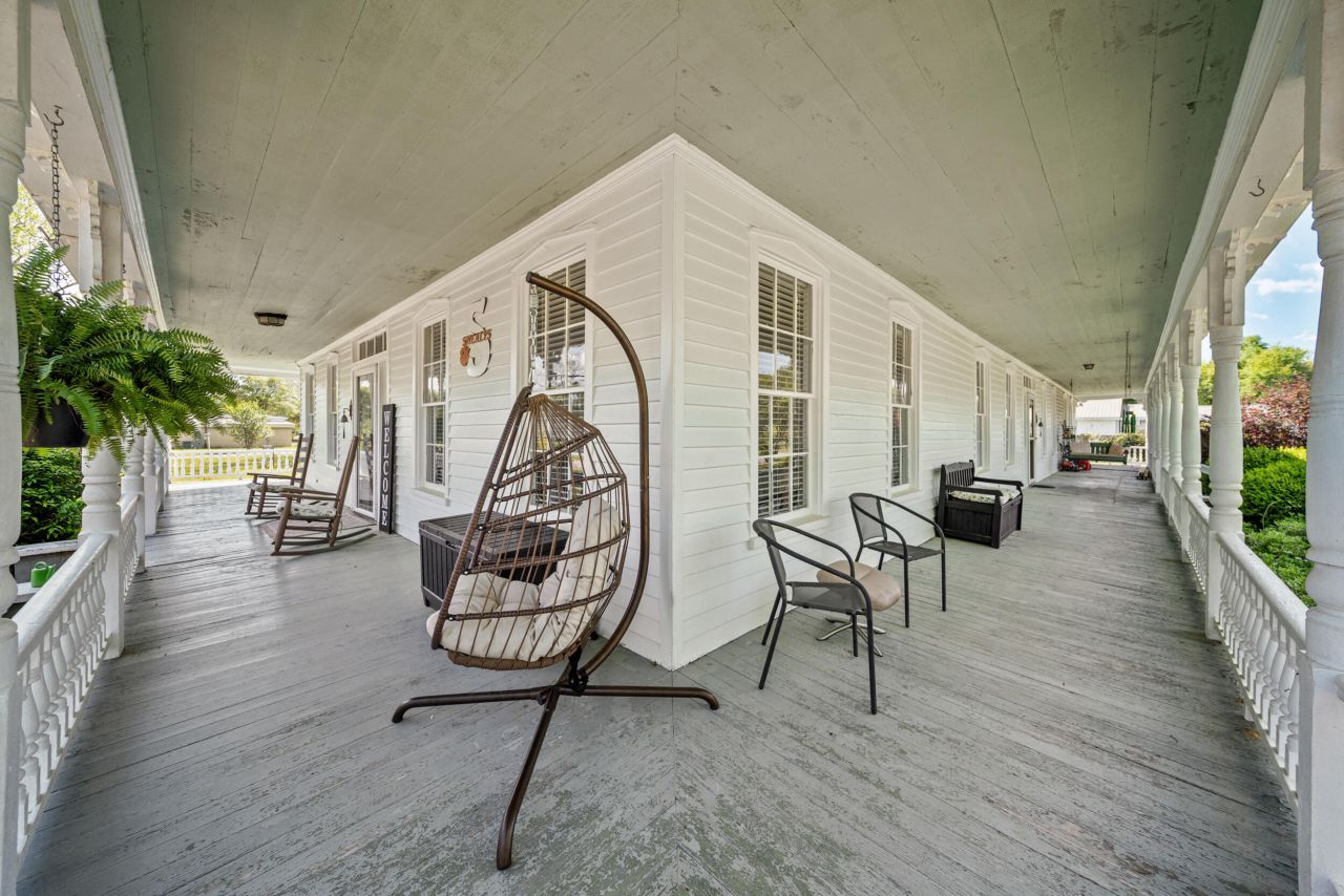 131 NW Pine Street Photo 4