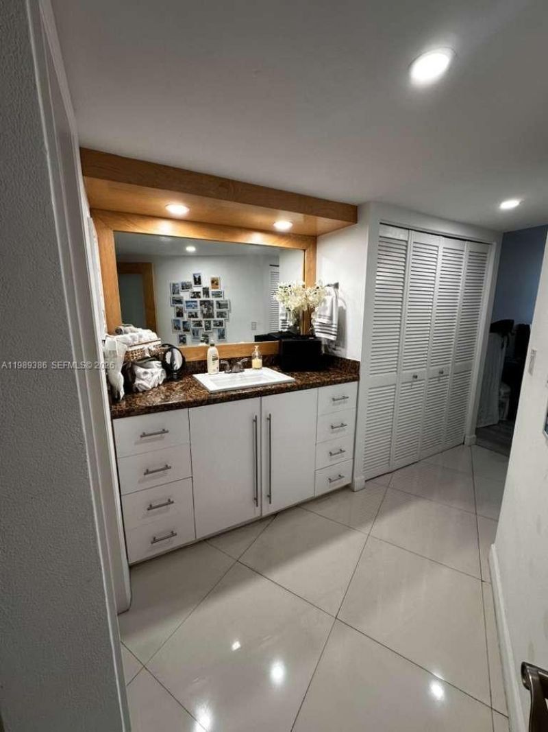 3401 N Country Club Dr , Unit 718, Aventura, FL 33180 Photo